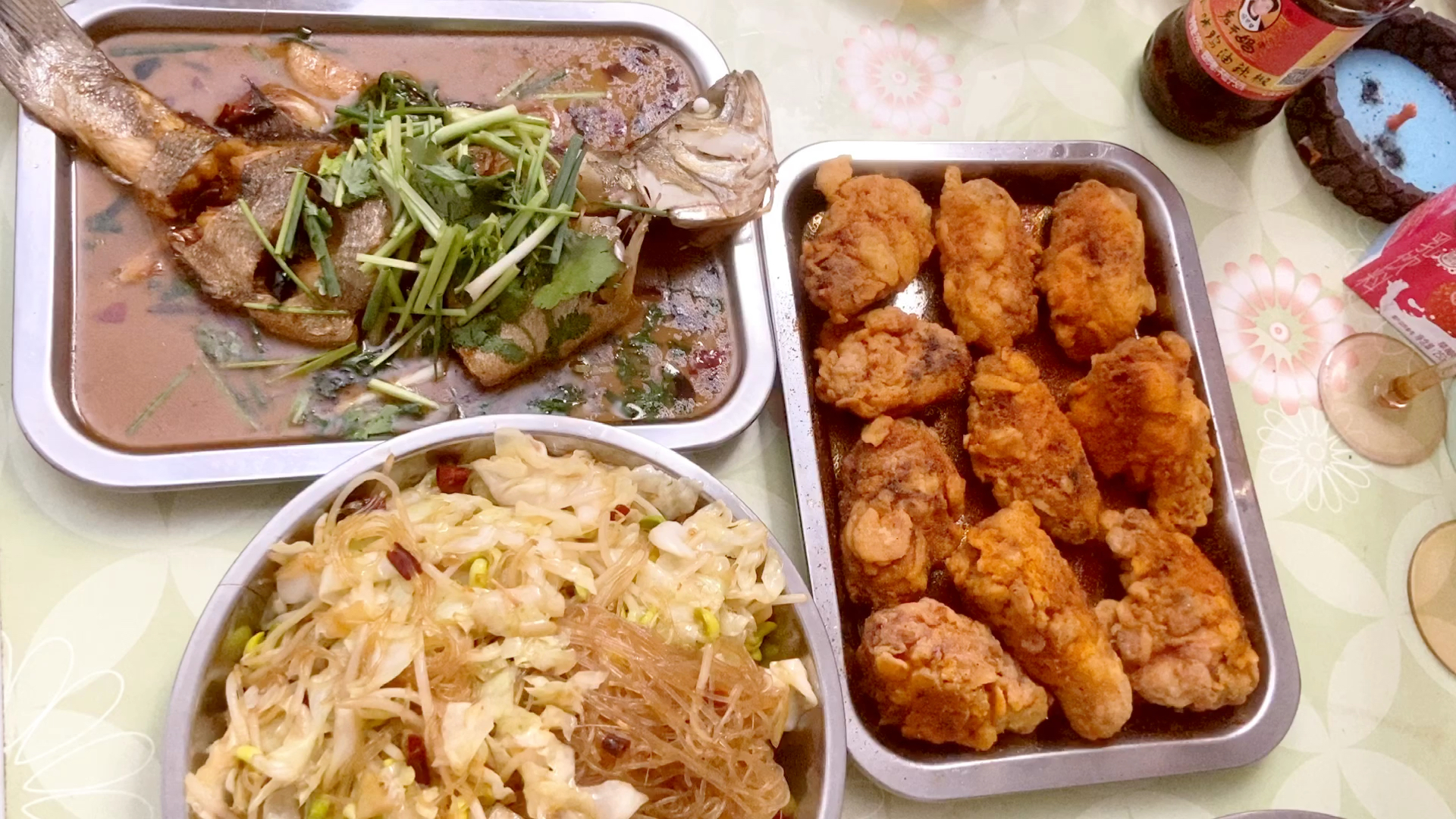 #自制美食#今日午餐红烧鲈鱼小素菜还有超级好吃的辣翅