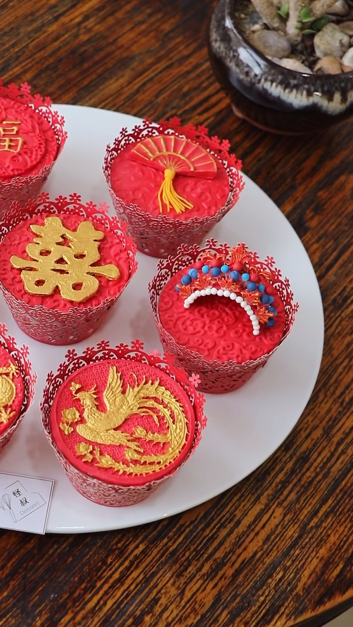 #食神大PK#中式婚礼甜品台摆台杯子蛋糕,口感软糯香甜,松软海绵杯子蛋糕,手工巧克力捏塑蛋