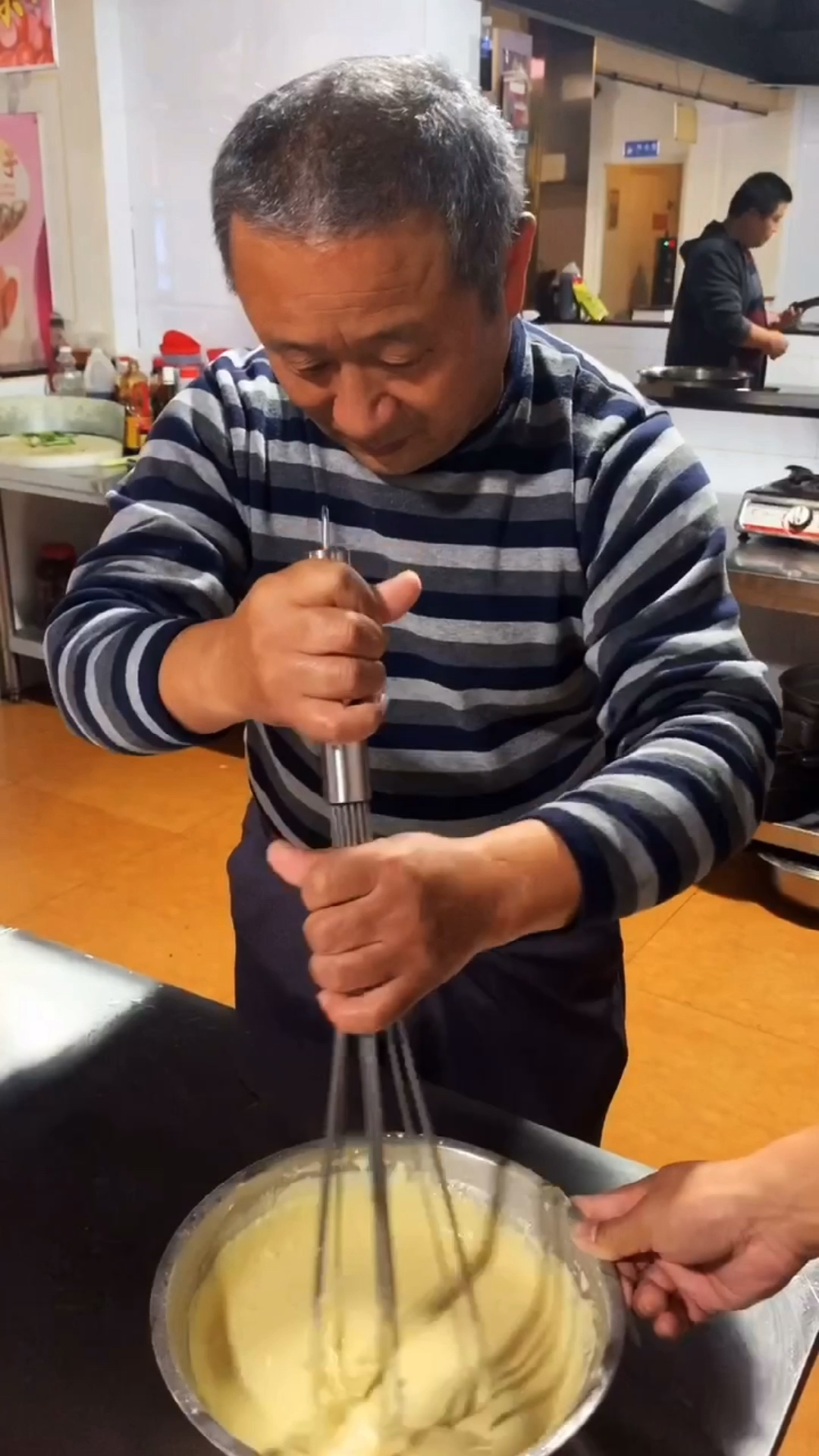 老爸退休在家闲不住,坐高铁了新乡学了黄金玉米派技术,在学校附近卖既发挥余热又锻炼