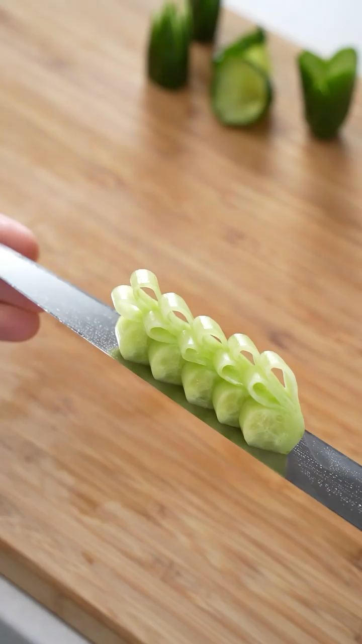 黄瓜切饰,非常实用的菜品摆盘小装饰!