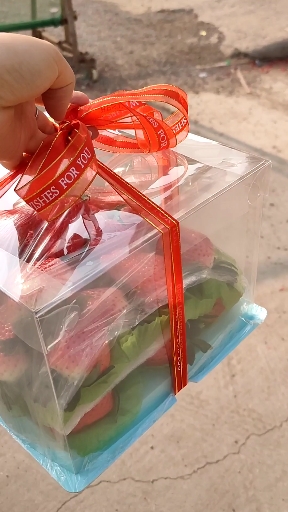 #风味人间#一个小美女过生日,妈妈为了健康,买了草莓礼盒代替蛋糕,高端大气上档次