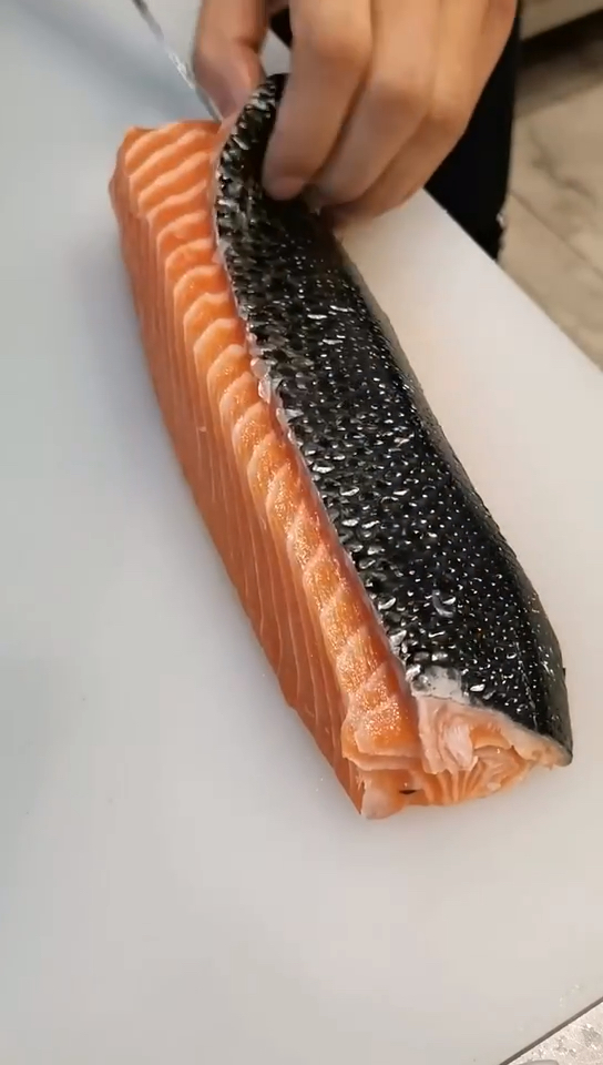 #三文鱼#三文鱼教大家怎么去皮,大家有喜欢的吗?