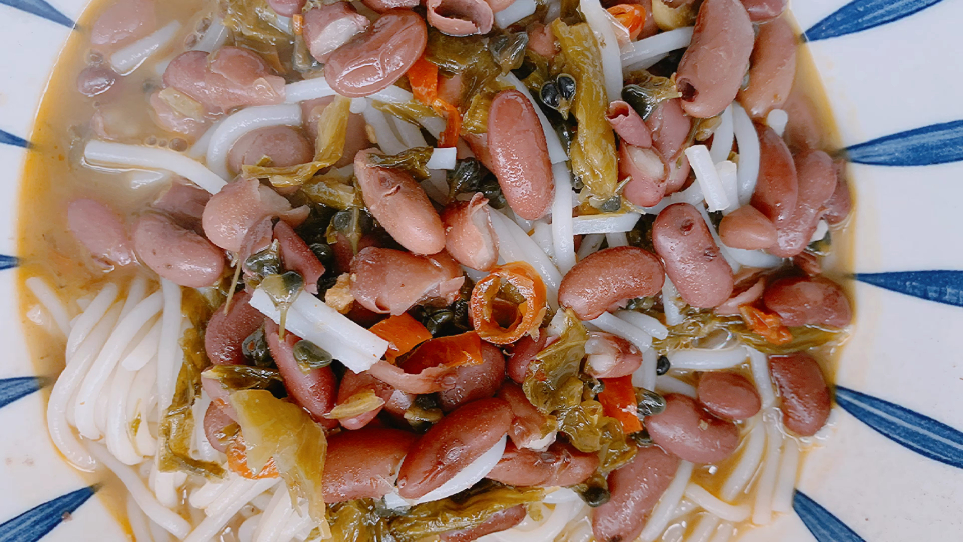 #自制美食#酸汤红豆米线,意外的搭配意外的好吃,软软烂烂的红豆是关键