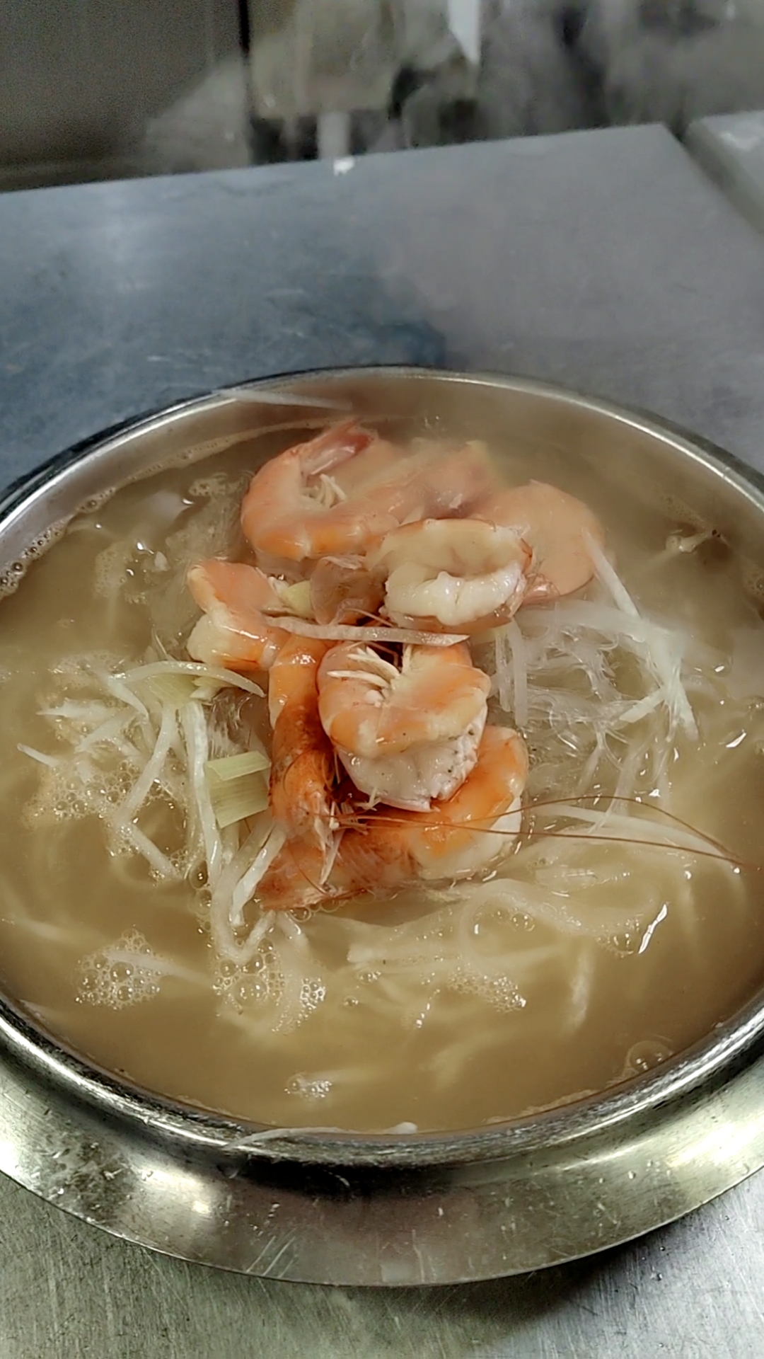 鲜虾萝卜丝粉丝汤