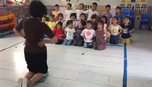 小鸭子嘎嘎嘎嘎叫。六一的节目排练。