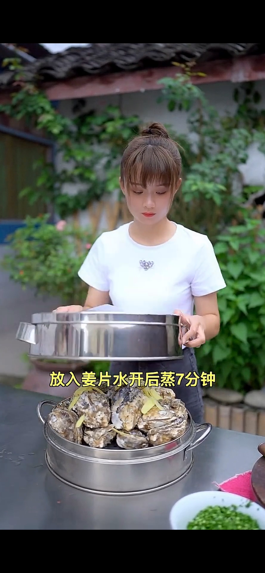 这样做的韭菜花生碎凉拌生蚝真的很好吃,一口一个太过瘾了!