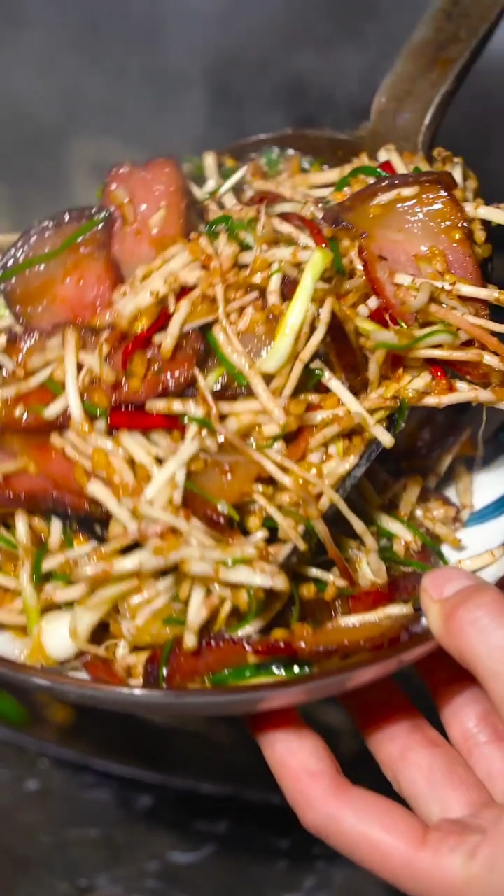#家乡特色美食#腊肉炒折耳根野葱,把整个季节的味道都装进了盘里!