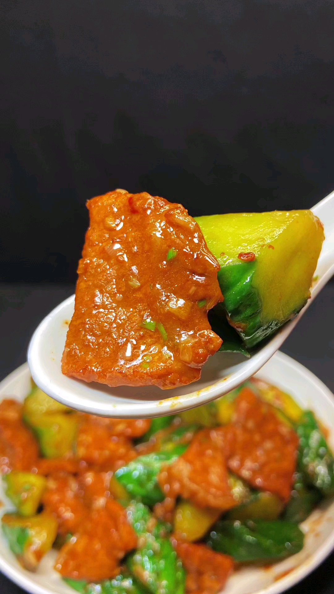 黄瓜炒肉不能加盐炒,大厨教你正确做法,清脆爽口,真香