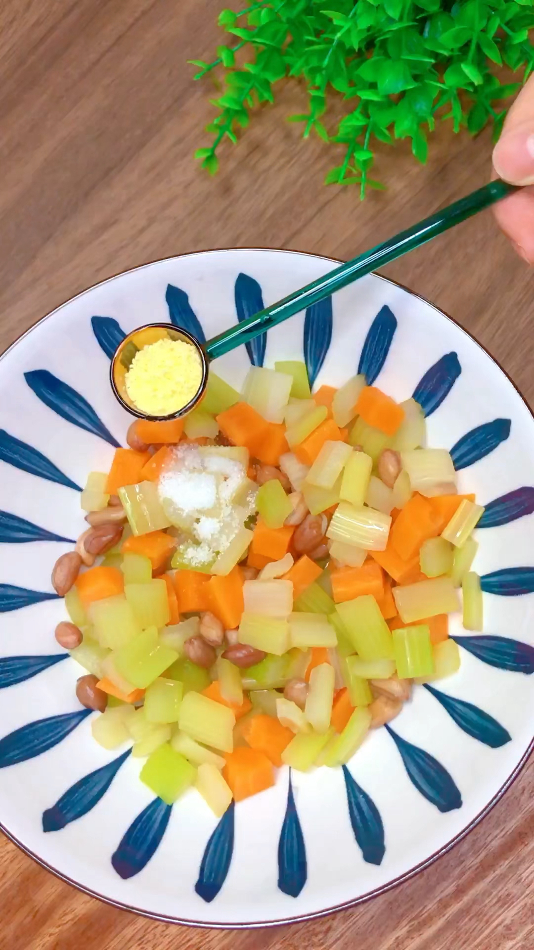 #美食#夏天的一道清淡凉菜-凉拌芹菜,简单美味又下饭~