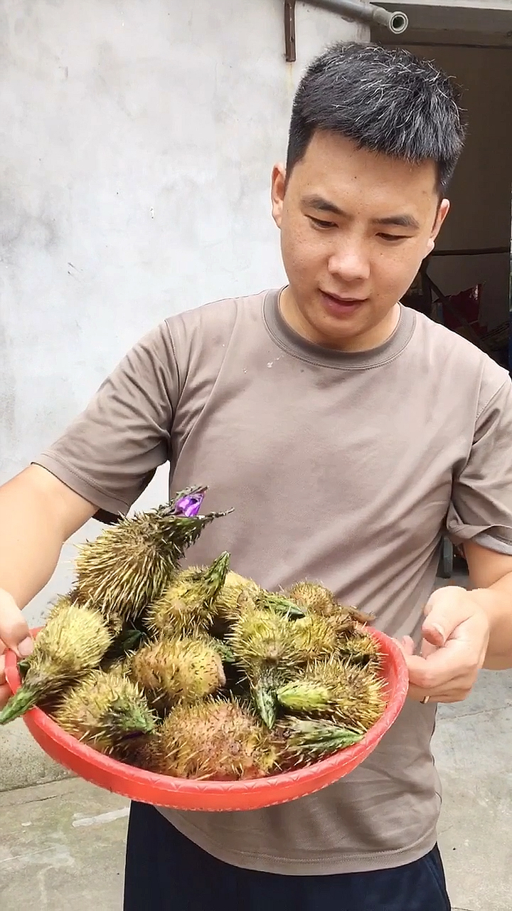 #风味人间#鸡头包和菱角,一个扎手一个扎嘴