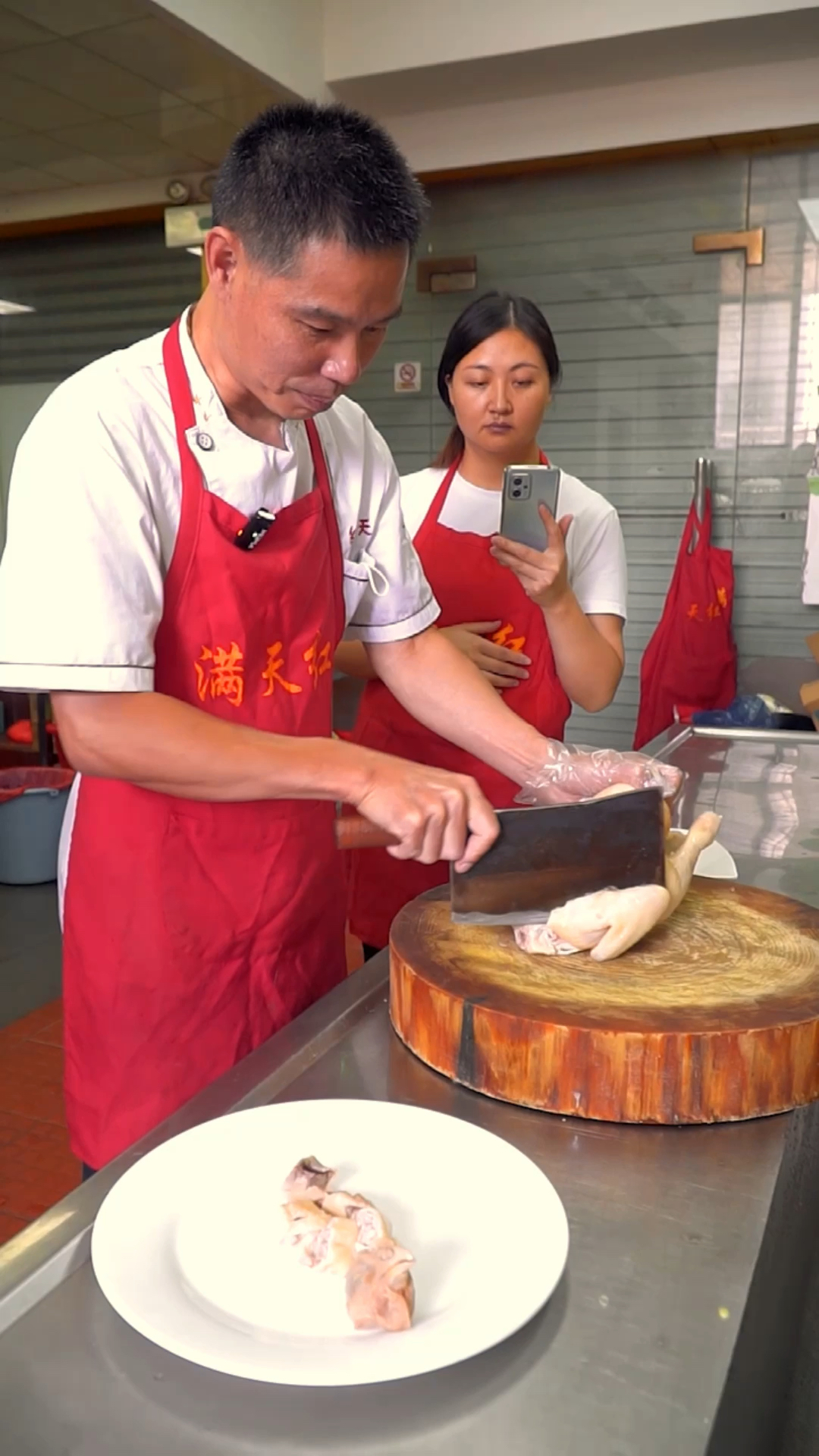 #烧腊培训#白切鸡摆盘刀法分享,整只摆法