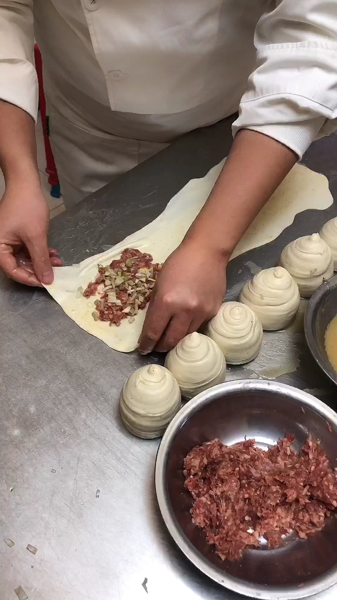 #牛肉饼制作#面粉500克。盐5克，凉水280克和成面团，醒置20分钟。