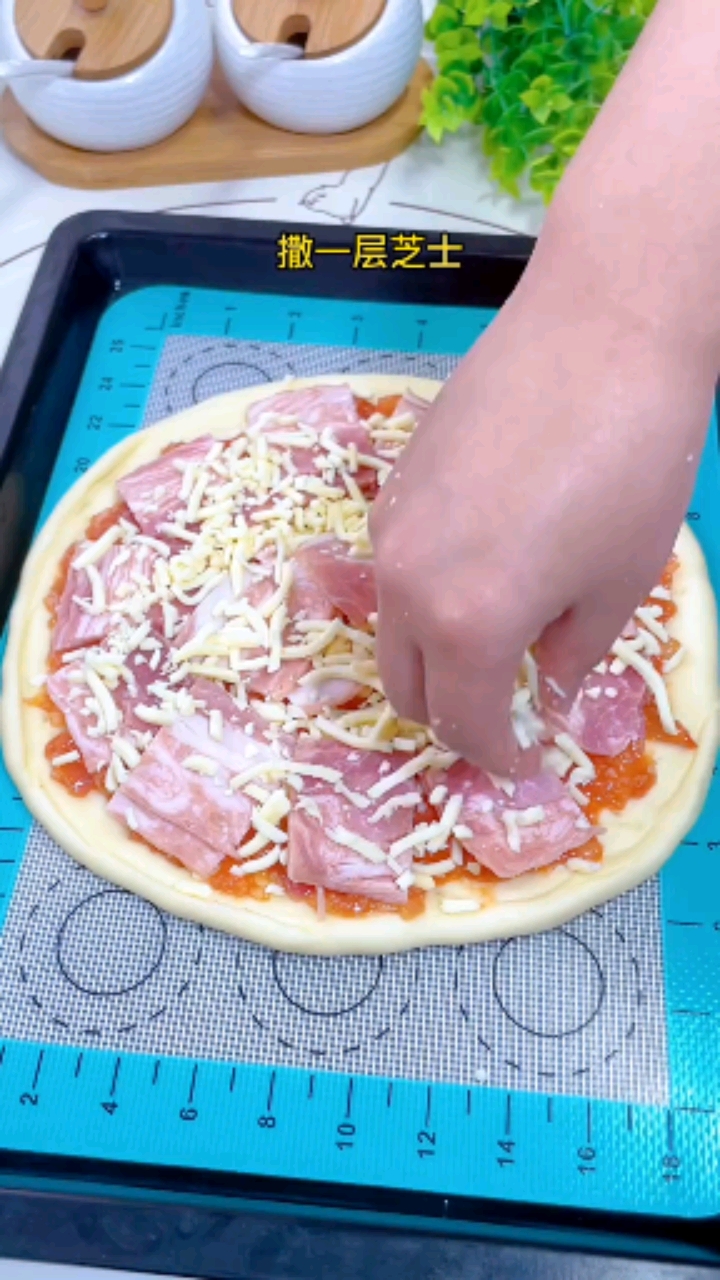 想吃披萨不用出去买了,自己在家也能轻松做。连饼皮的做法都给你们了,料足还拉丝