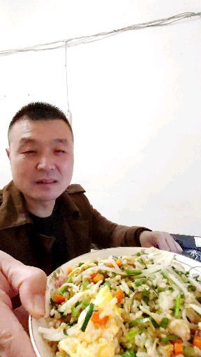 #再不减肥就晚了#我的减肥餐之:猪油蛋炒饭,配料有:虾仁,香菇,胡萝卜,绿豆芽,黄瓜,韭菜
