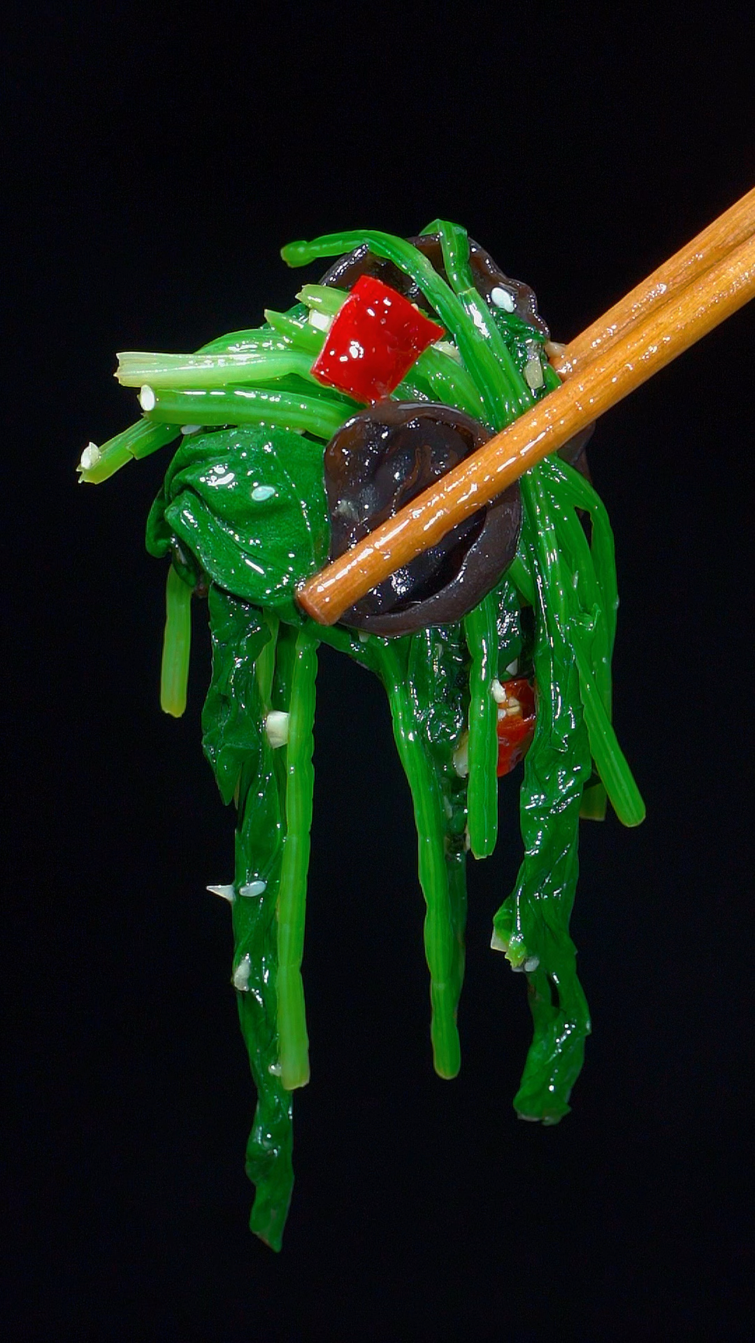 #美食#凉拌菠菜木耳的做法,做法简单,清脆爽口,比大鱼大肉好吃多了