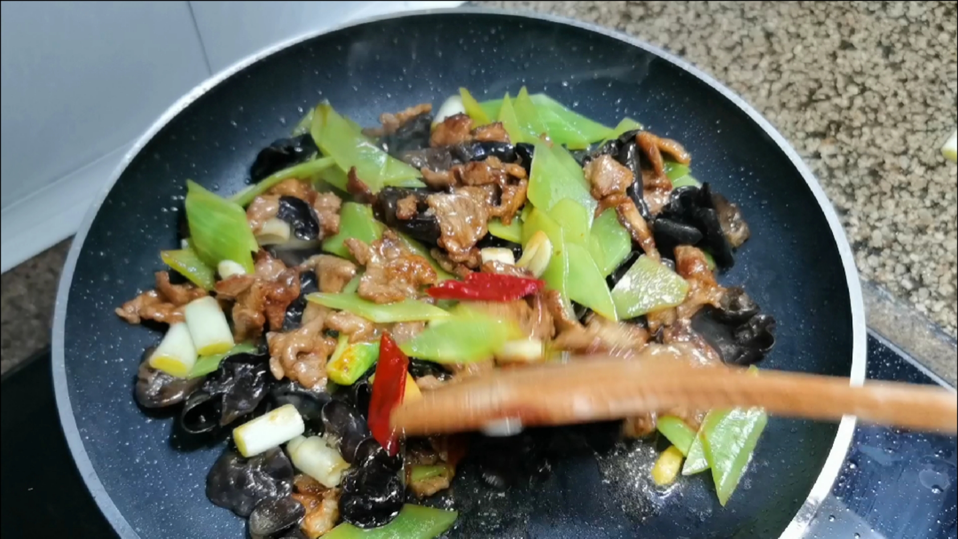 #美食记#家常小炒要有锅气,大厨教你青笋木耳炒肉片的家常做法,肉片嫩滑青笋脆爽好吃