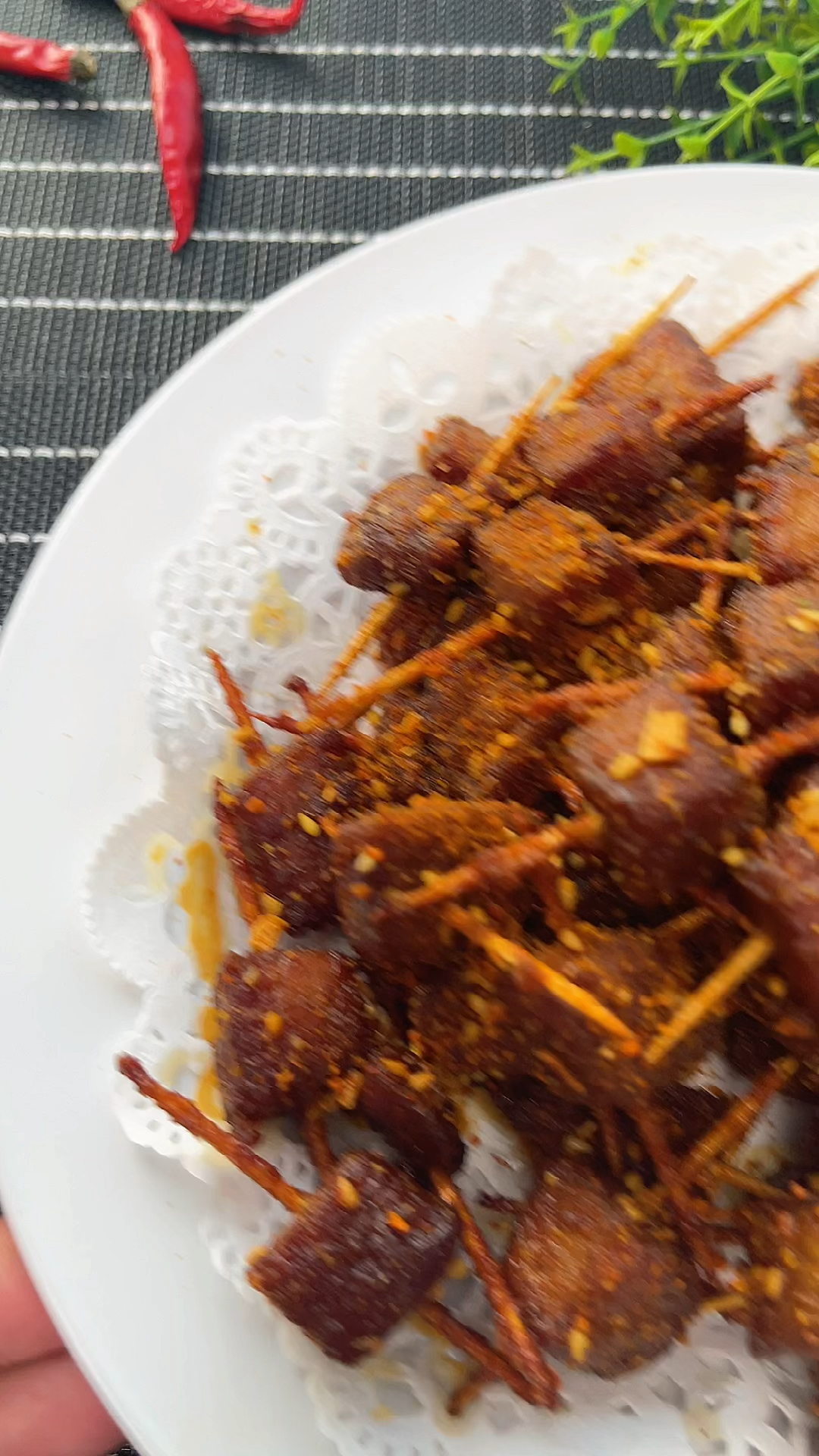香辣有嚼劲的烧烤牙签牛肉来了,好吃的不得了,空闲时间安排起来吧~