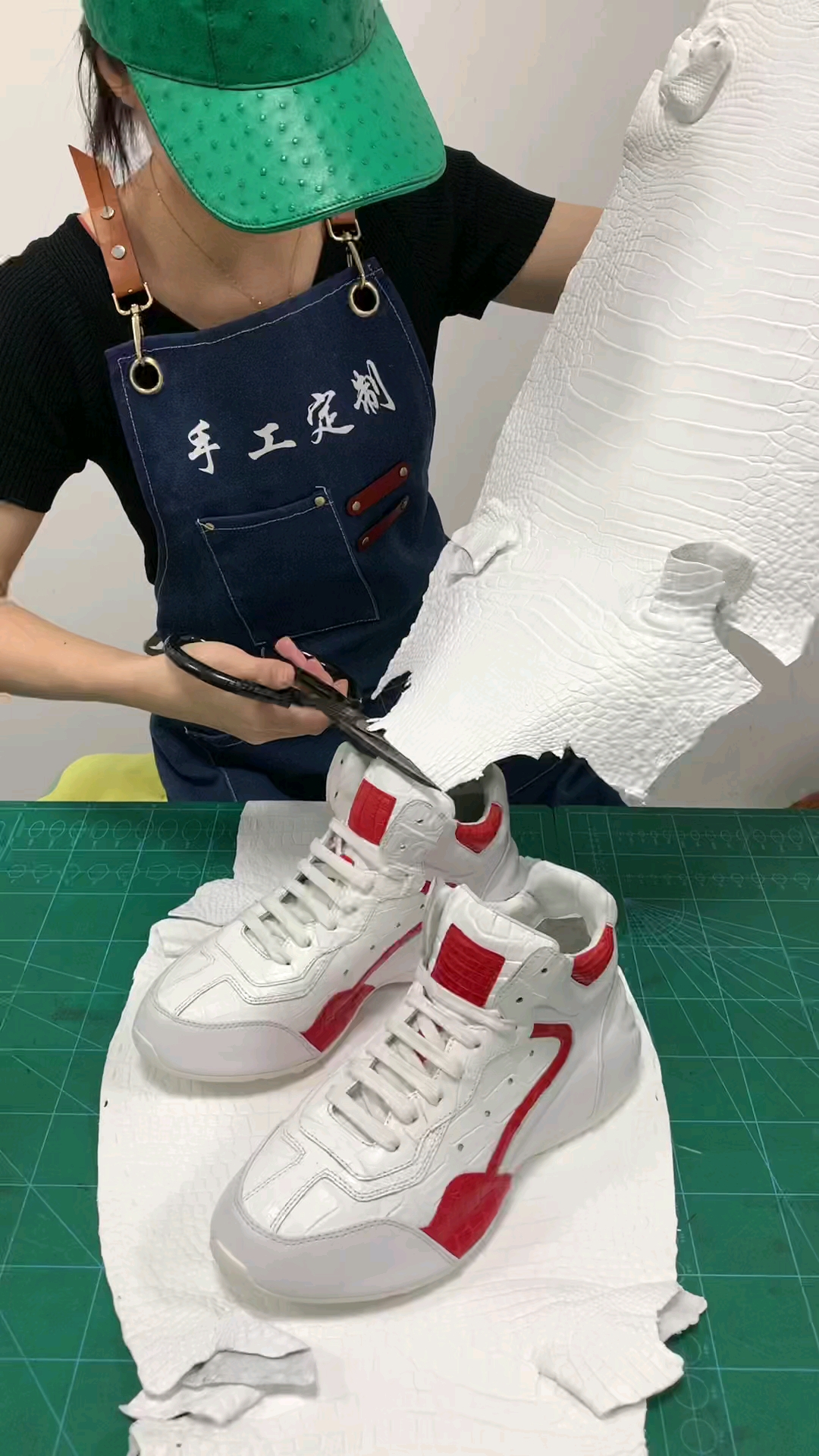鳄鱼皮男女同款休闲鞋,颜色可定