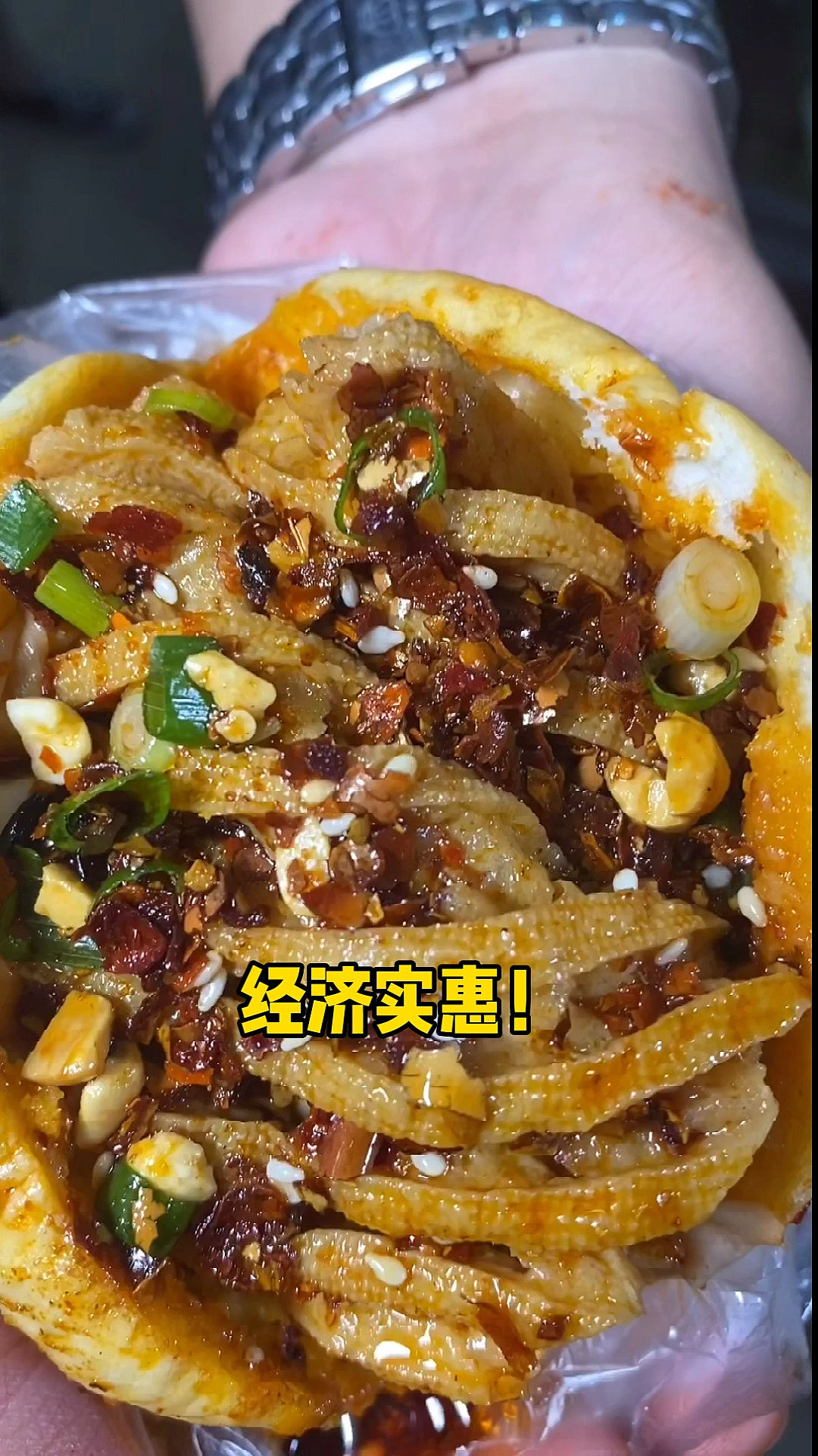 这就是我们家乡的灌汤烧饼,好吃不贵,关键有这勺红油鸡汤,你当地有没有这种特色小吃