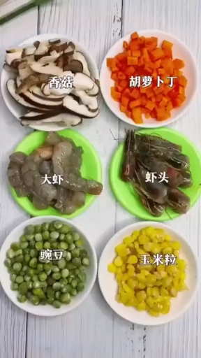 清晨的粥比深夜的酒好喝,一早的海鲜粥冒着热气,温暖你的一天