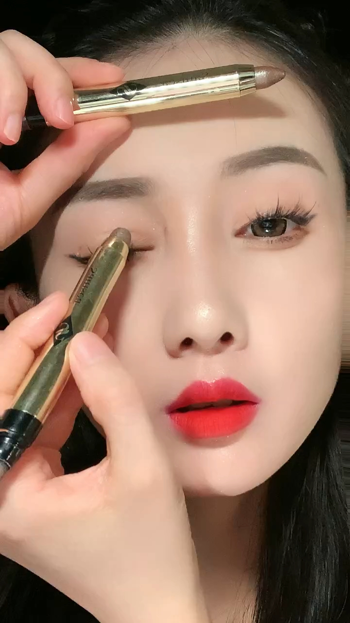 眼影笔奶茶色,经典又百搭的颜色,快试一下吧