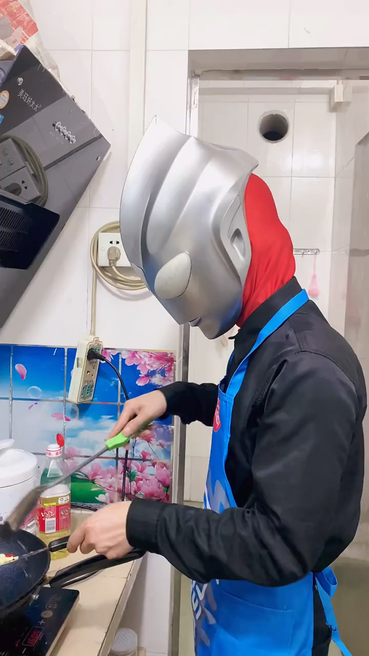 菜做不好,被鱼头欺负了