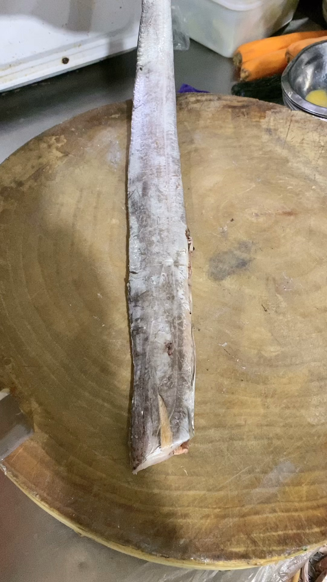 带鱼正确使用改刀。