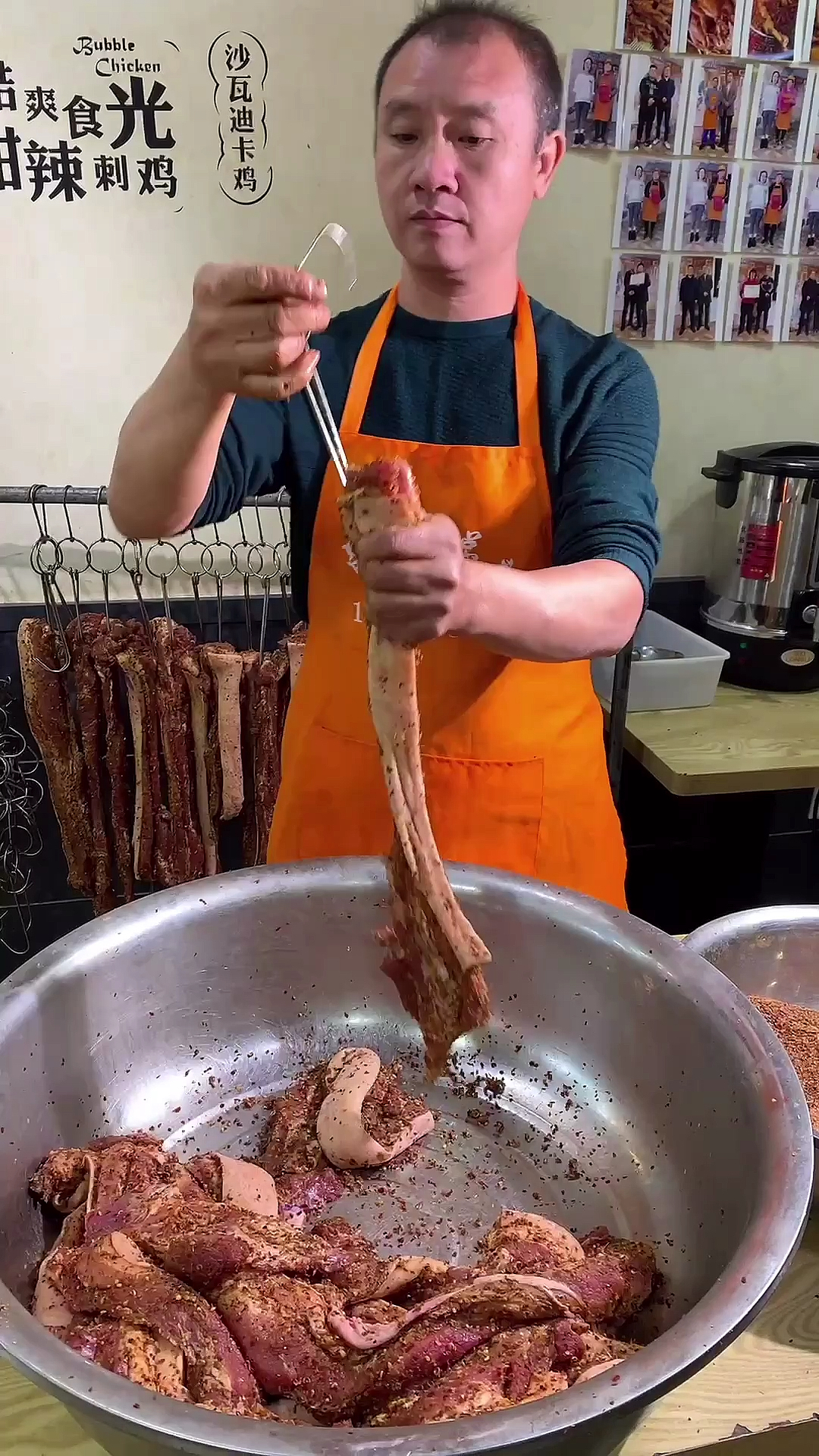 湖南帅哥在家做鸭货生意,为了给父母孩子更好的生活,决定来学习烤肉增加品种!