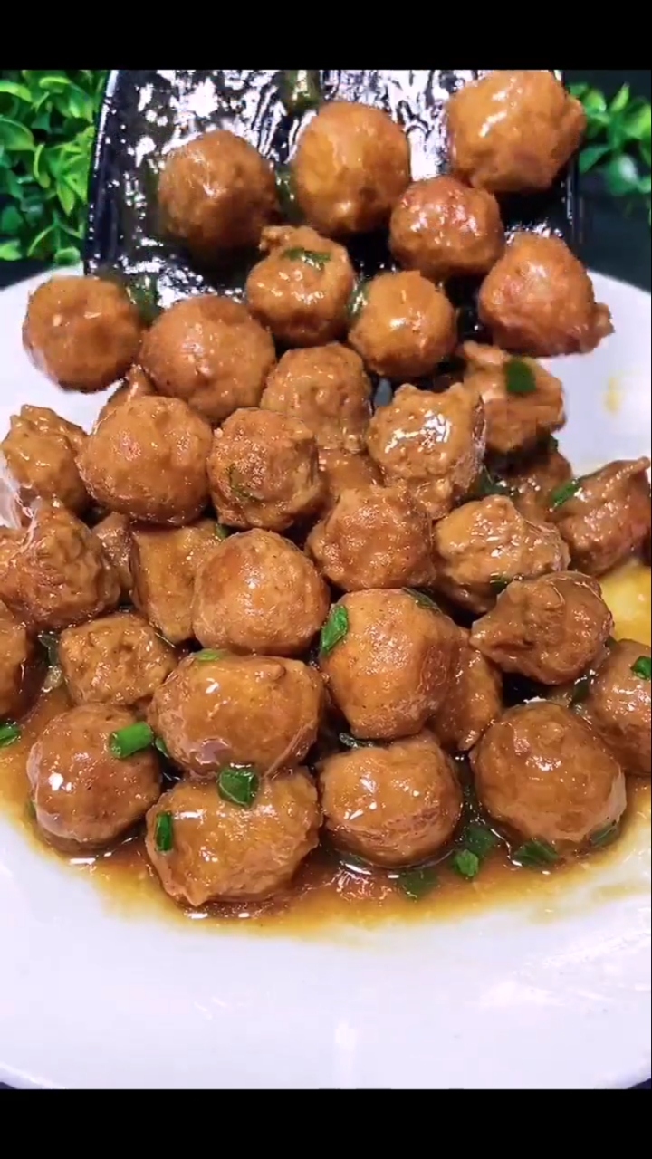 #饕餮美食#年夜饭必备红烧炸丸子,肉和粉的比例是多少呢?看好别眨眼哦……
