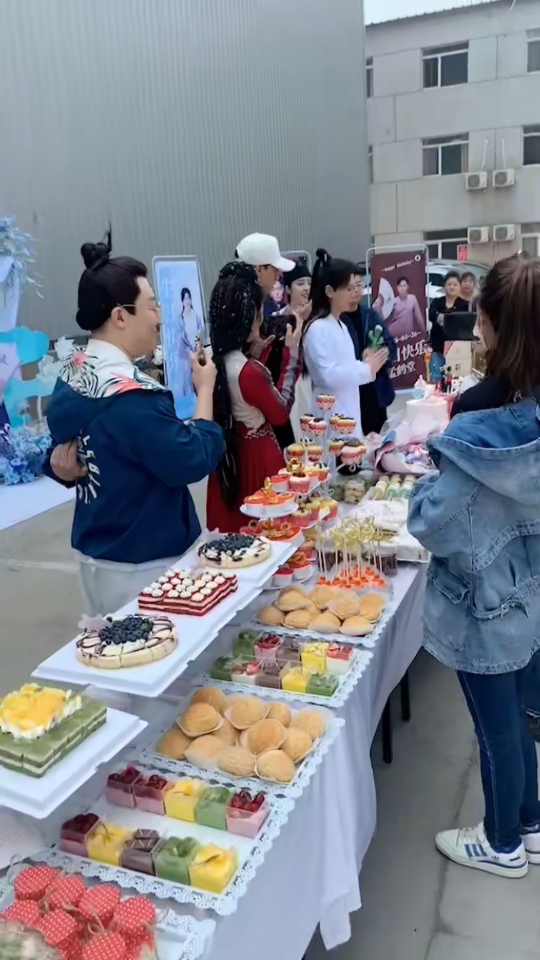 德云社孟鹤堂影视基地过生日[蛋糕][蛋糕][蛋糕]