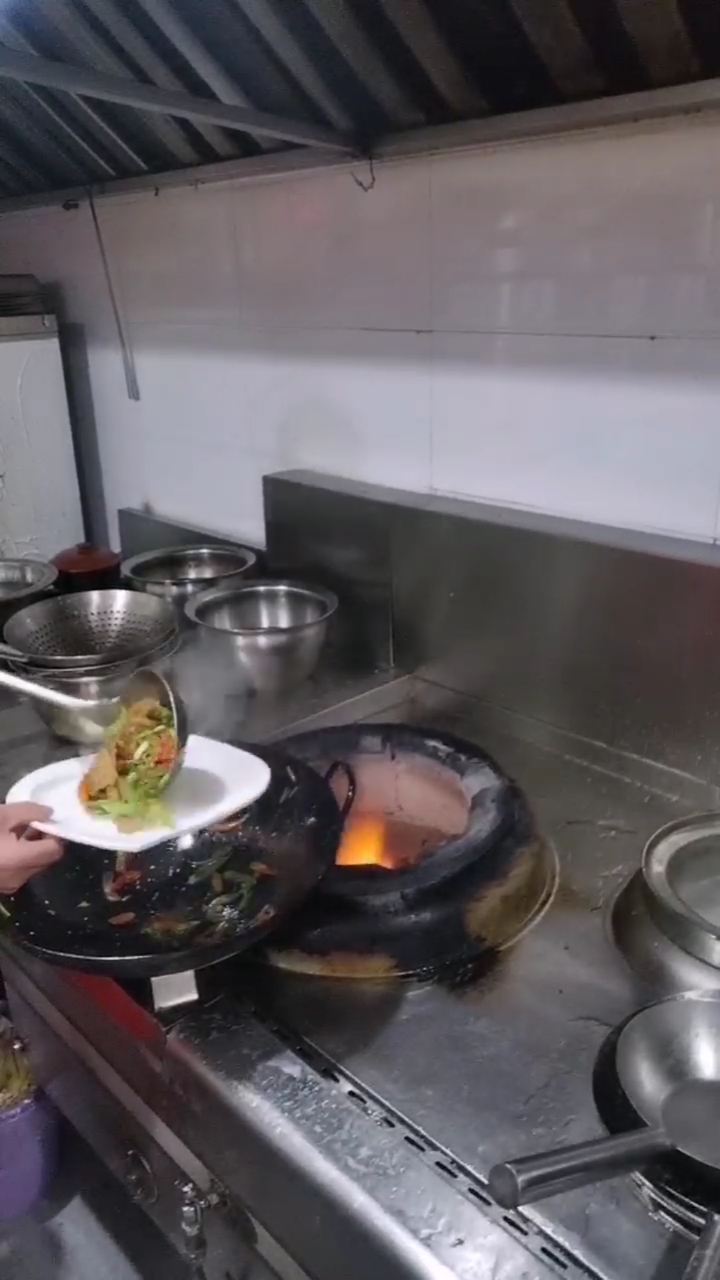 #实拍饭店厨师炒菜#