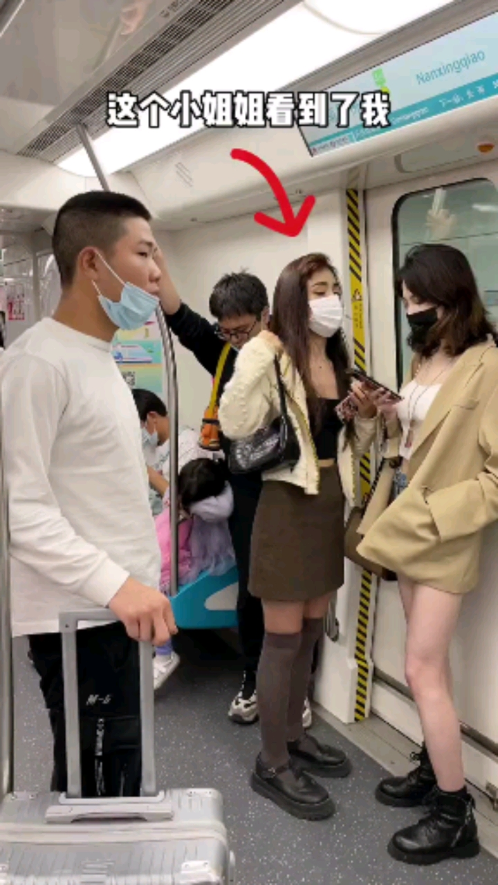 不装了我摊牌了我真没戴绿鱼头!#地铁#路人#原创#搞笑#沙雕