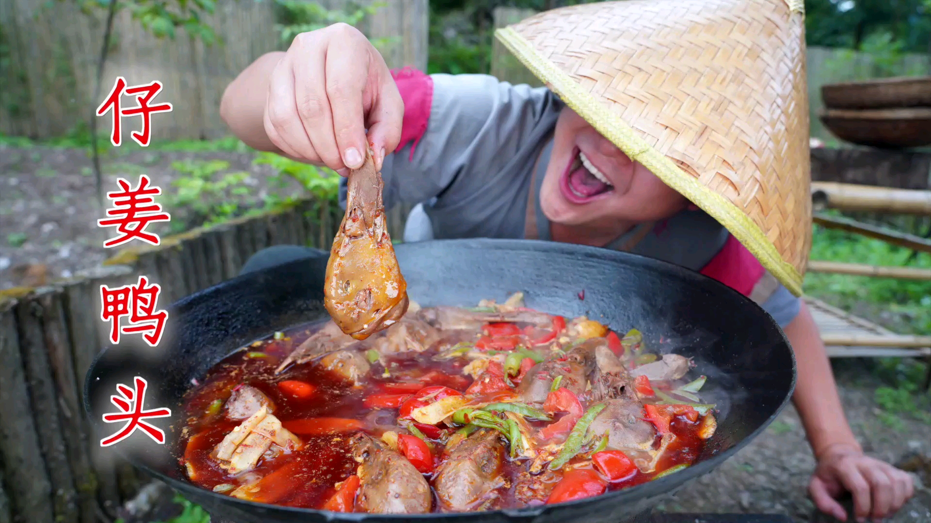 #美食#鸭头这样吃才叫爽！小伙秘制仔姜鸭头，先卤后煮，香辣入味真过瘾！