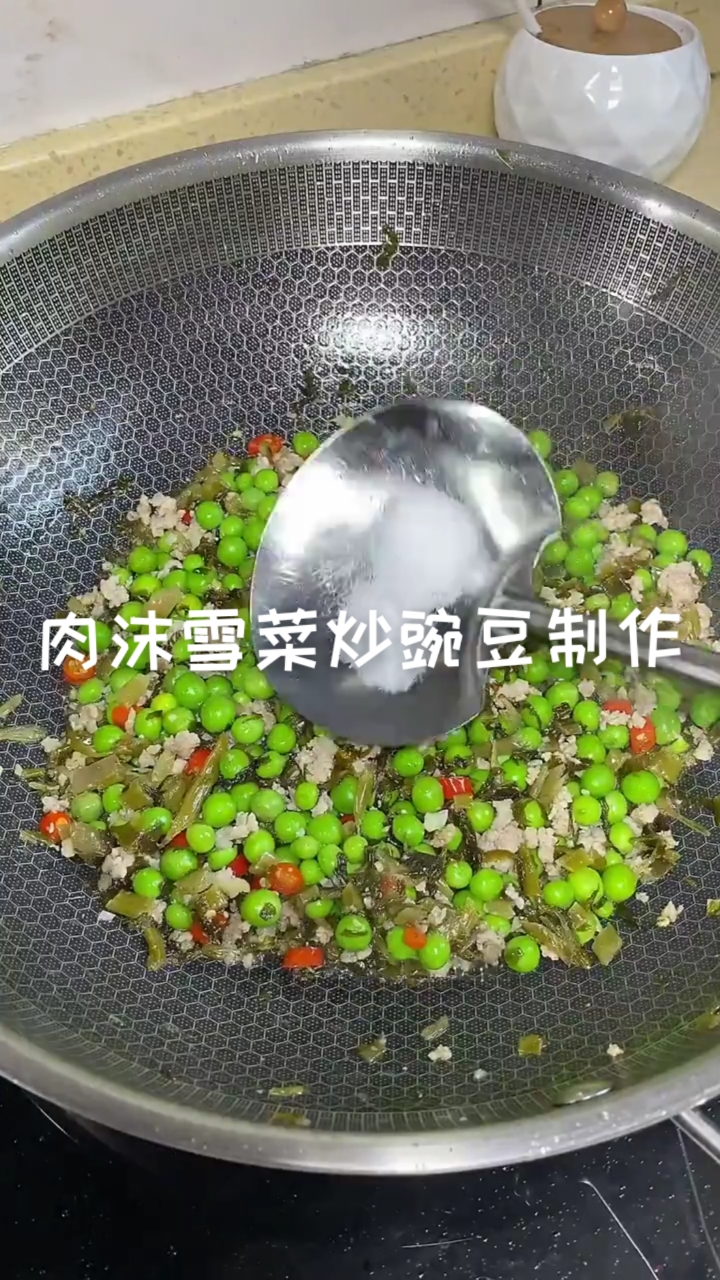 #我家的菜谱#家庭小炒肉沫雪菜炒豌豆