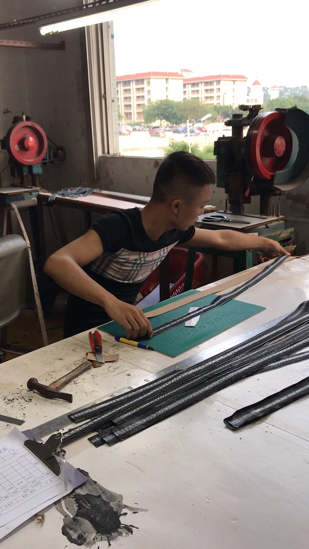 珍珠鱼皮腰带制作过程