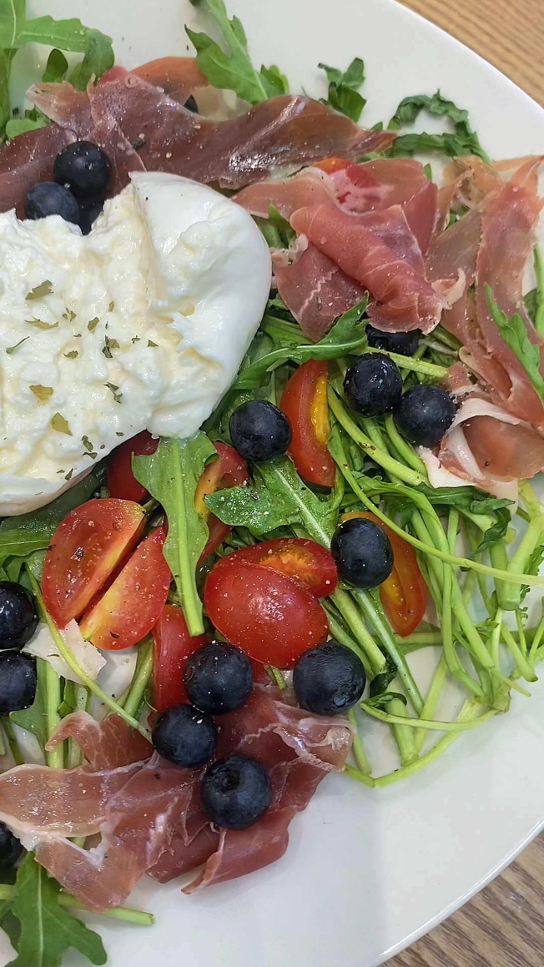 天气热就不想开火煮饭,意式奶酪沙拉,简单易做,豆腐一样的布拉塔奶酪球