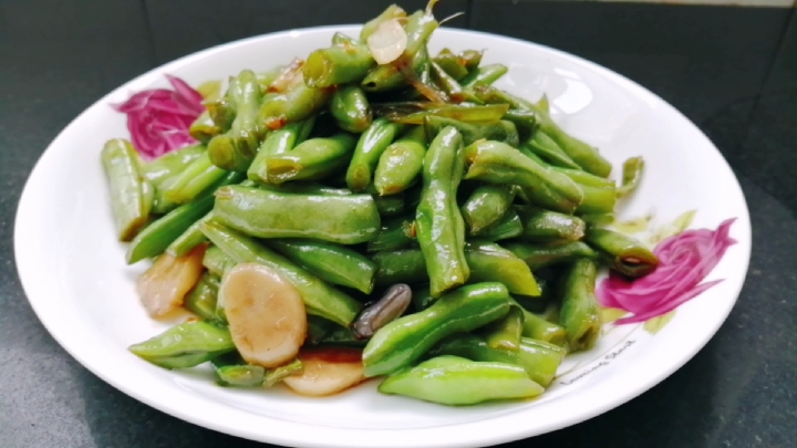 油焖豆角家常小炒,简单好吃又下饭。