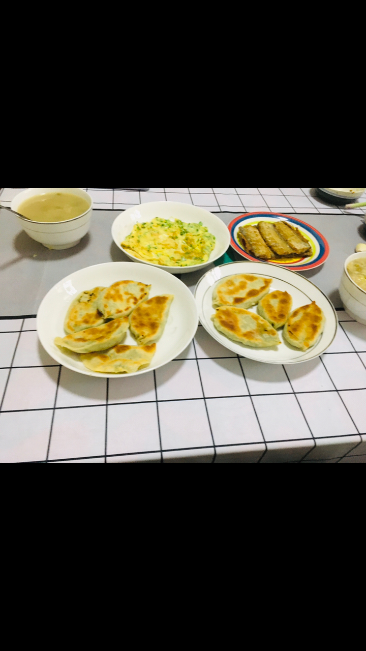 韭菜煎包,香葱炒鸡蛋,干煎刀鱼,绿豆大米粥,粥是提前开火小火慢熬的,其他20分钟