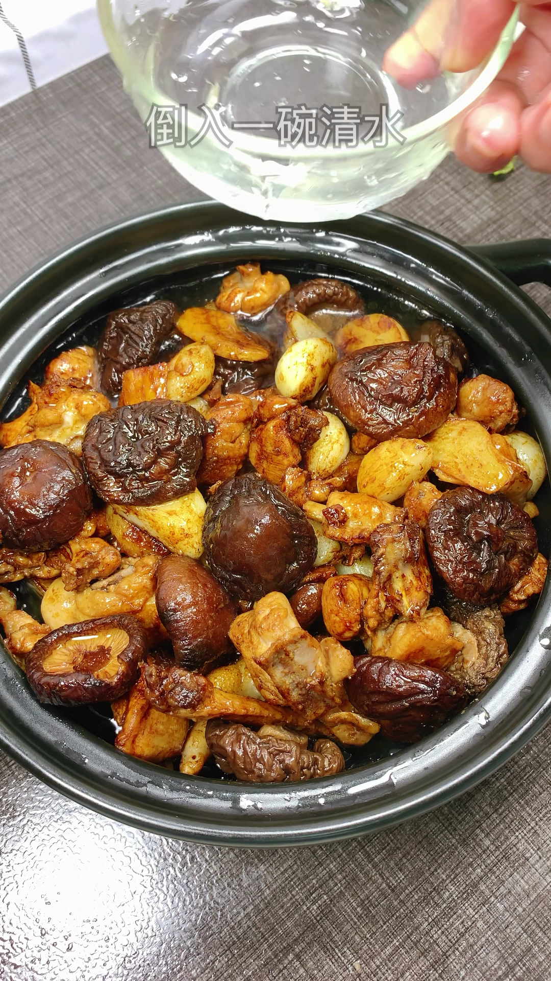 #夏食记#吃鸡煲啦!热腾腾的鸡肉煲、汤汁都可以捞三碗米饭!