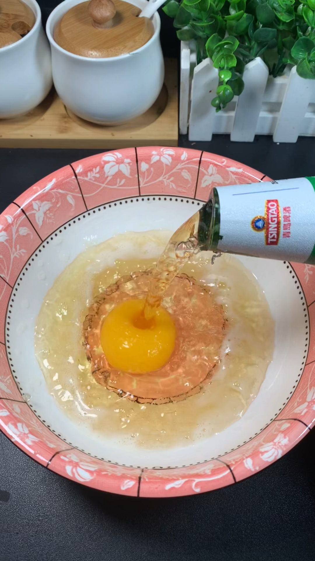 我怀疑他没有把真正的配方教出来!鸡蛋面加啤酒竟然炸出脆皮空心球