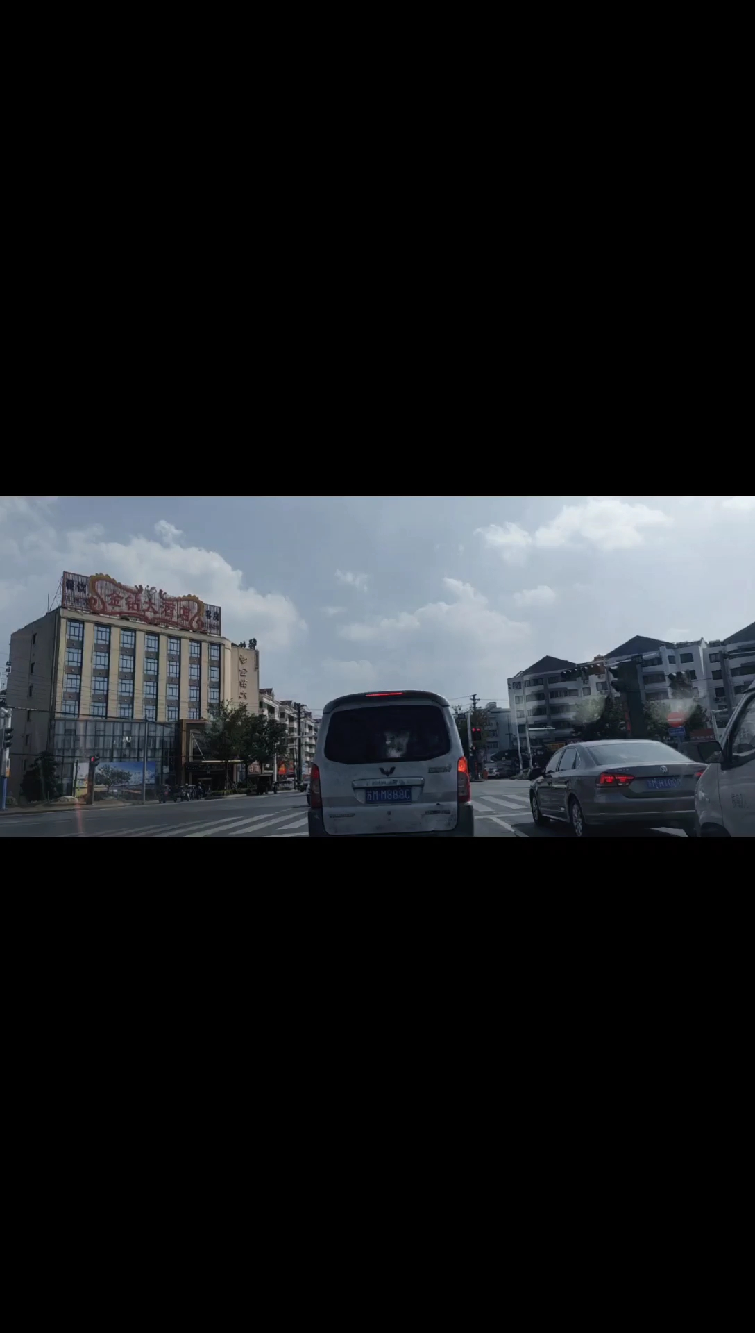 嘿,前面888的面包车,你的牌照应该比车值吧