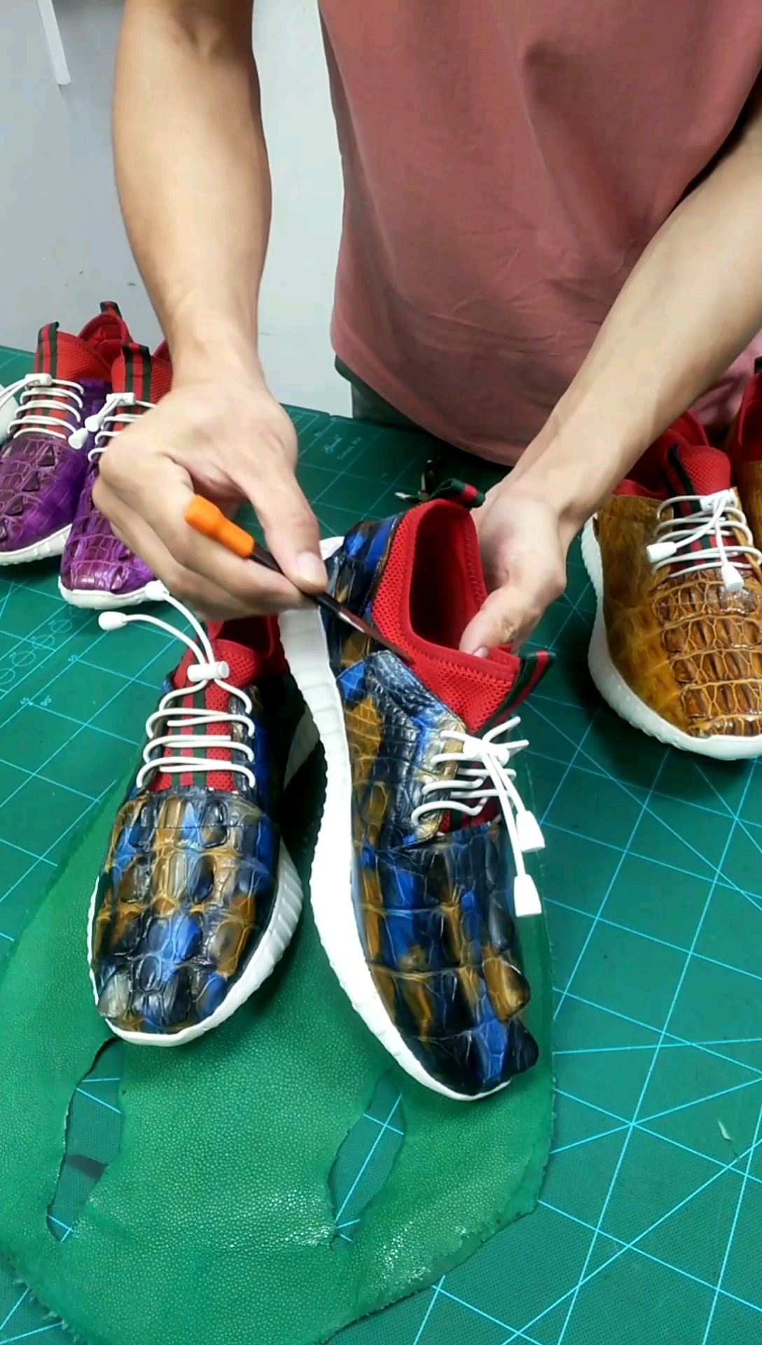 #潮鞋#手工作制作鳄鱼皮具，鞋子