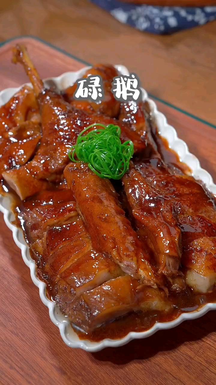在广东碌鹅是经常出现在餐桌上的一道家常菜,酱香浓郁,软烂入味,关键做法还特别简单