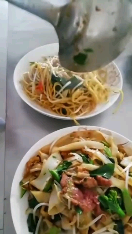 开始了,学员成品～《干炒牛河》～《湿炒牛河》正在实际操作中,火光四射,香味扑鼻[
