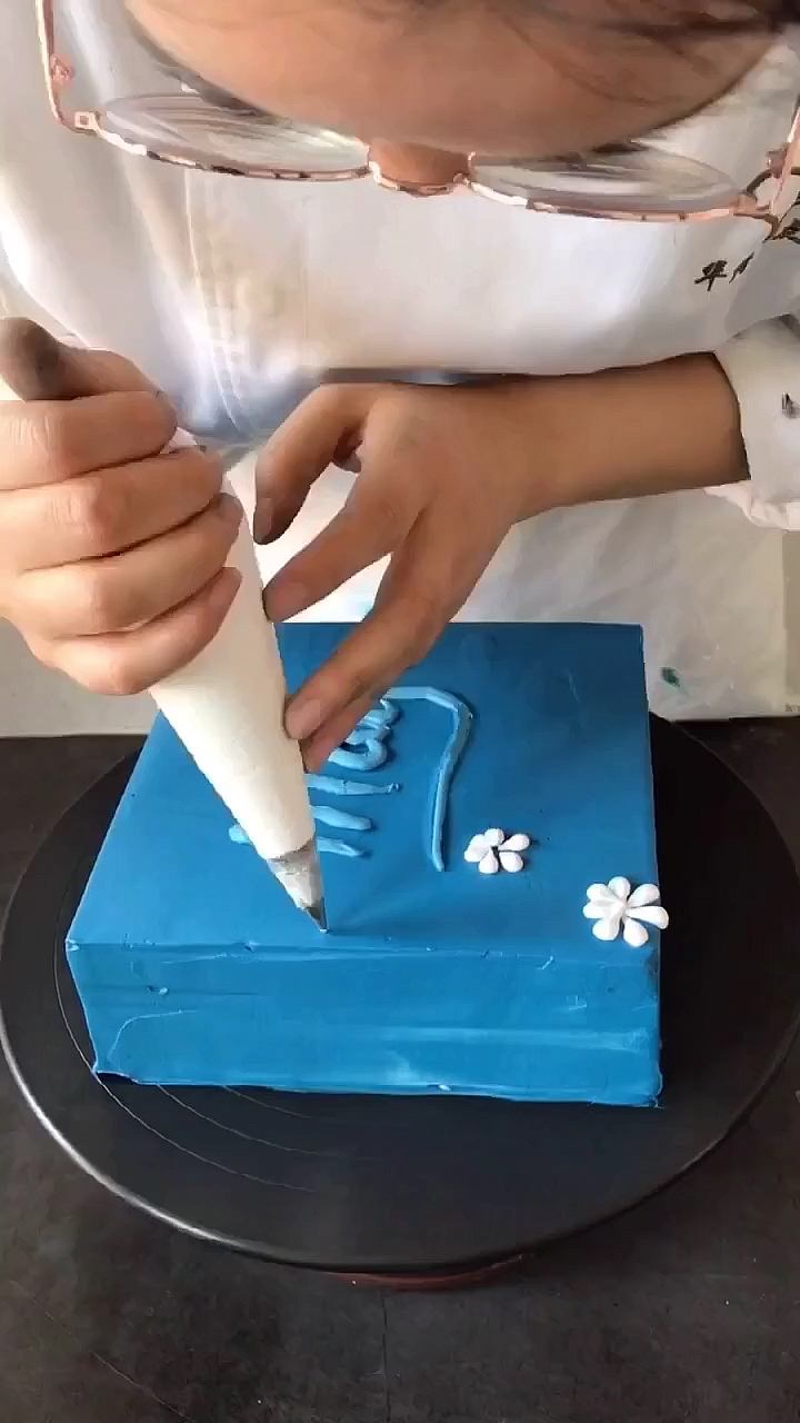 #生日蛋糕#路过的哥哥姐姐弟弟妹妹,能帮忙点个赞吗?谢谢