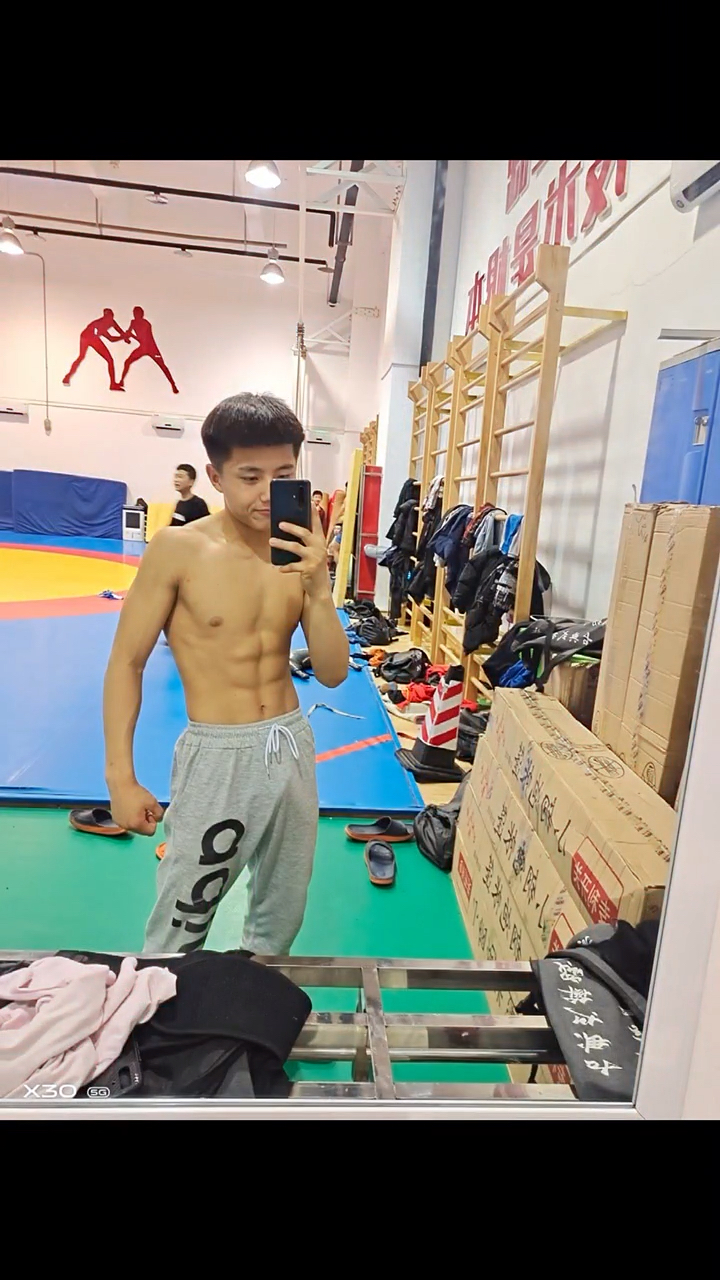 #小鲜肉帅哥#00后体育生腹肌弟弟