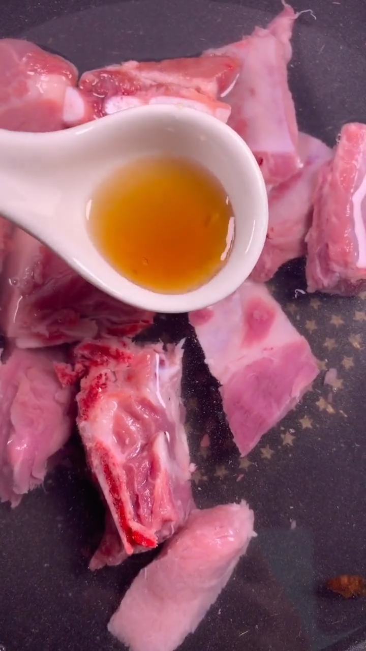 #风味人间#排骨这样做营养又美味《时蔬排骨汤》制作第一步