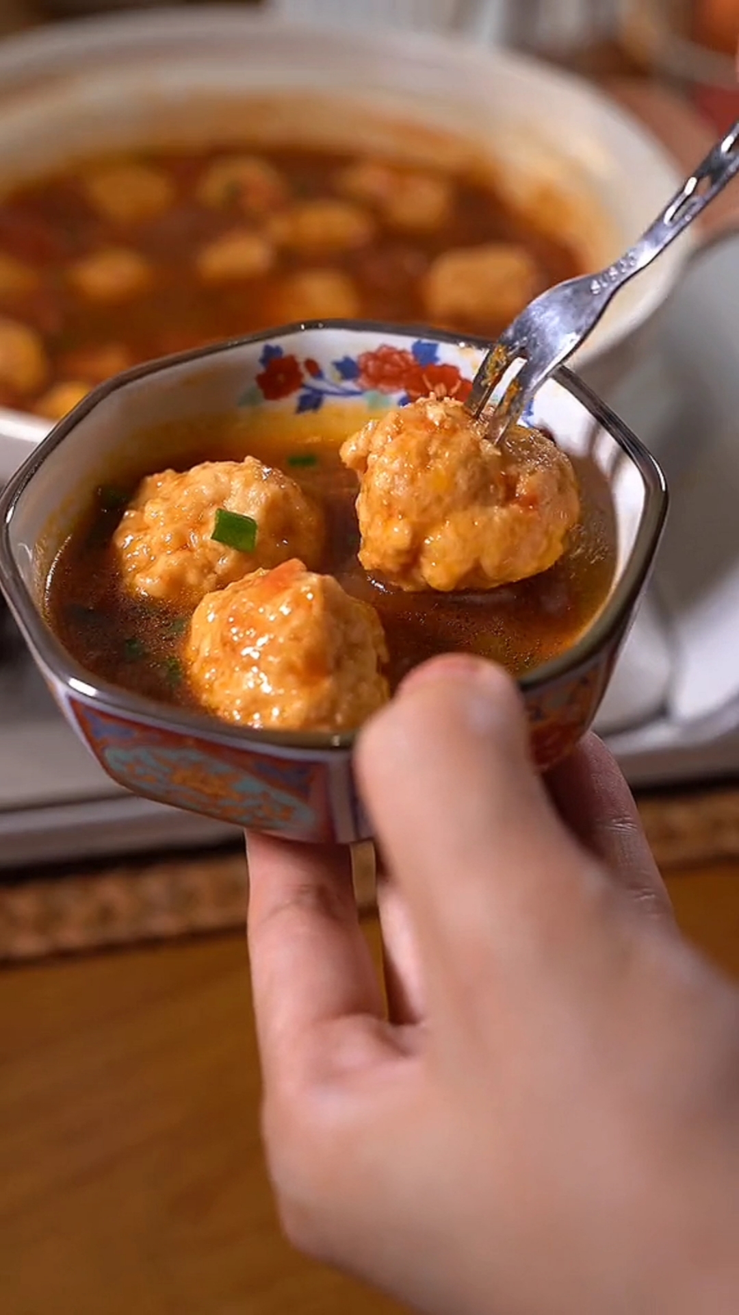 我每次做这个番茄鸡肉丸孩子都对我赞不绝口,嫩滑的鸡肉丸