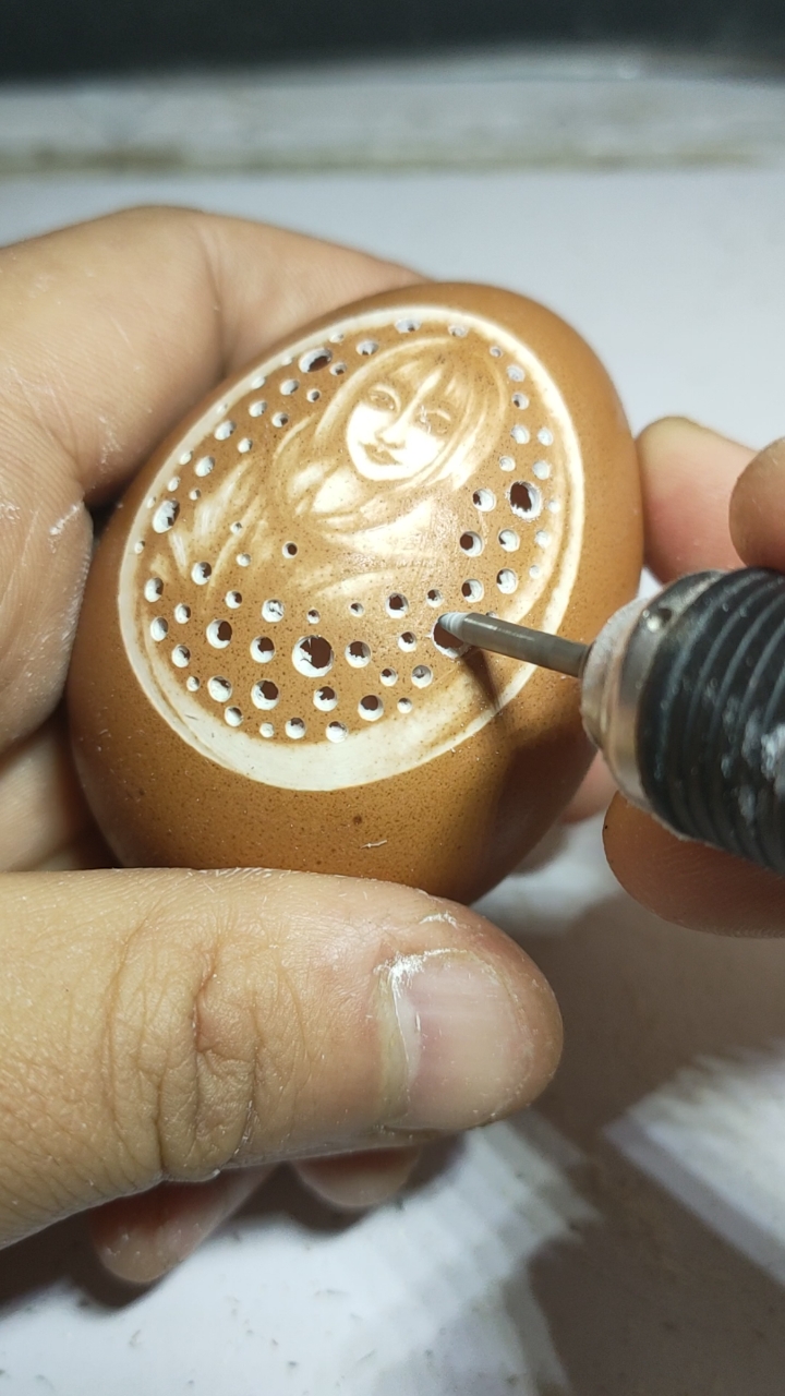 #我要上热门#鸡蛋壳上雕刻做灯笼