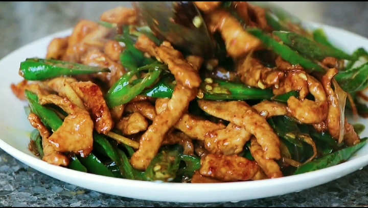#舌尖上的乡村美食#青椒肉丝要这样炒才好吃，肉质滑嫩，青椒脆爽，全家人都爱吃！